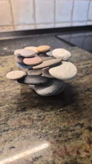 Escultura de piedras apiladas Brutalista
