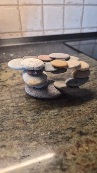 Escultura de piedras apiladas Brutalista