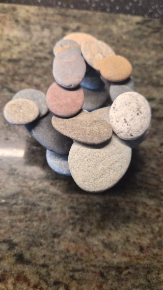 Escultura de piedras apiladas Brutalista