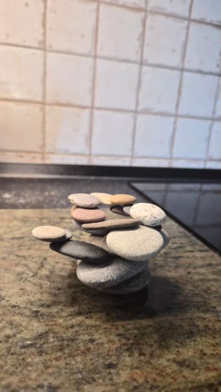 Escultura de piedras apiladas Brutalista