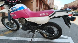 Yamaha XT 600E rosa y blanca