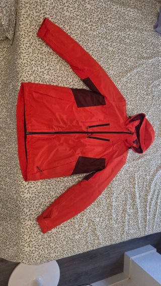Chaqueta Decathlon impermeable roja