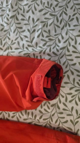 Chaqueta Decathlon impermeable roja