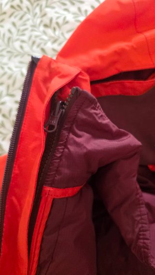 Chaqueta Decathlon impermeable roja