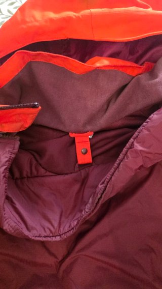 Chaqueta Decathlon impermeable roja