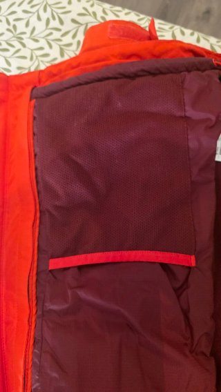 Chaqueta Decathlon impermeable roja