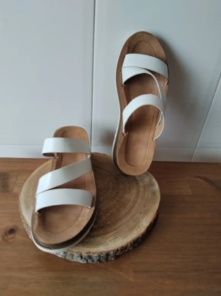 Sandalias blancas y marrones