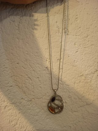 Colgante con piedras moradas y naranjas