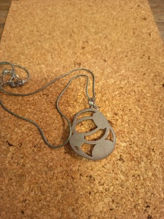 Colgante con piedras moradas y naranjas