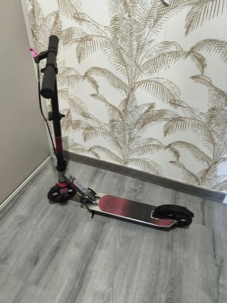 Patinete infantil rosa y negro