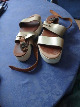 Sandalias doradas y marrones con plataforma