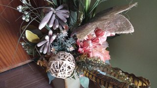 planta floral decorativa artificial y soporte