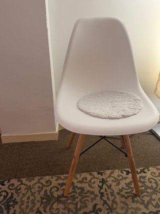 Sillas blancas de plástico y madera PACK DE 4: 20€