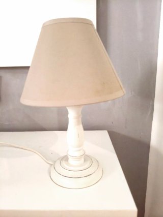 Lámpara de mesa beige y blanca