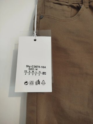 Pantalón marrón con etiqueta