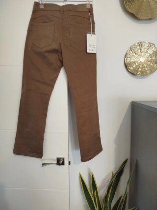 Pantalón marrón con etiqueta