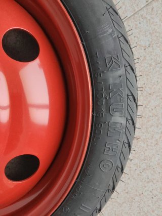 Rueda de repuesto y kit de herramientas