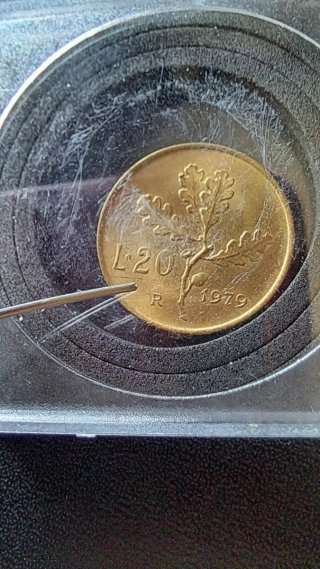 20 Lire 1979 con frattura