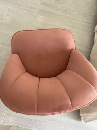 Butaca rosa de terciopelo