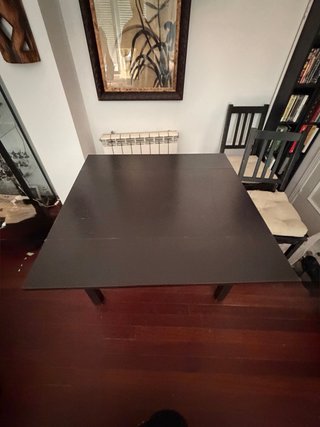 Mesa de salón de madera oscura