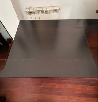 Mesa de salón de madera oscura