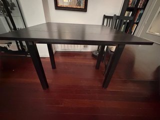Mesa de salón de madera oscura