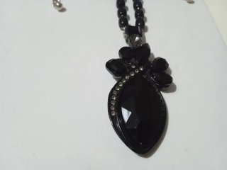 Collana lunga nera con pietre donna