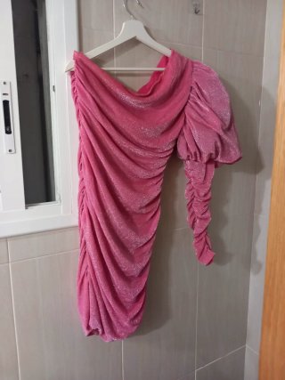 Vestido rosa brillante un solo uso
