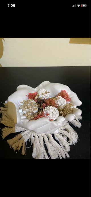Decorazione mani con fiori secchi