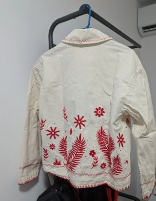 Chaqueta vaquera bordada roja