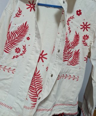 Chaqueta vaquera bordada roja