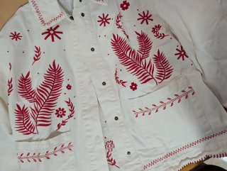 Chaqueta vaquera bordada roja