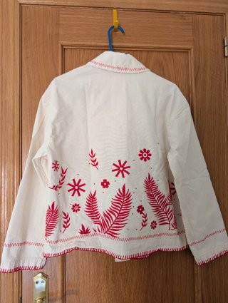 Chaqueta vaquera bordada roja
