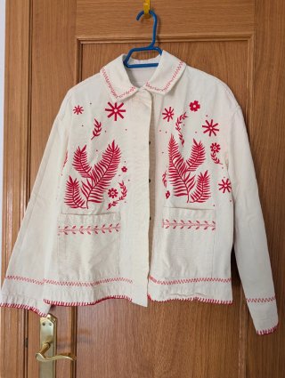 Chaqueta vaquera bordada roja
