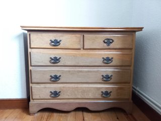 Cómoda antigua de madera para restaurar