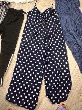 Ropa de maternidad azul y blanca