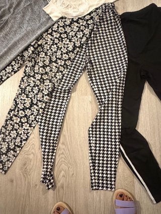 Ropa de maternidad azul y blanca