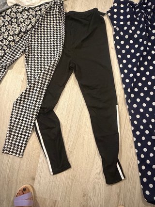 Ropa de maternidad azul y blanca