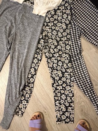 Ropa de maternidad azul y blanca