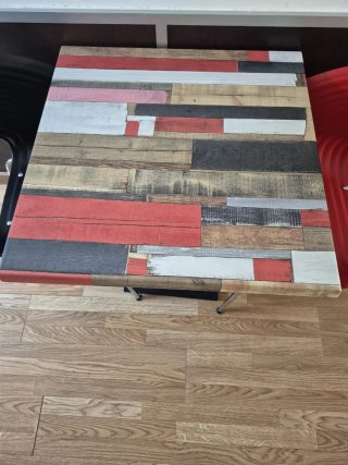 Sillas negras y rojas con mesa multicolores