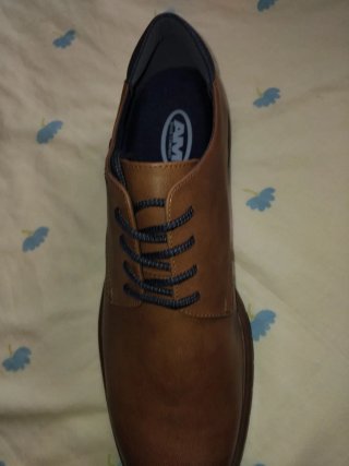 Zapatos marrones de vestir nuevos