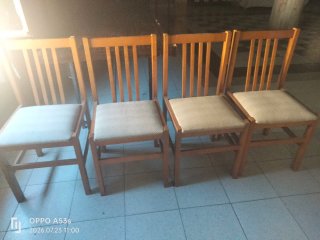 Juego de 4 sillas de madera