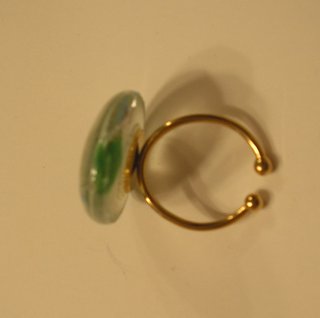 Anillo de cristal transparente con motas