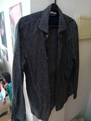 Camisa azul con estampado de pétalos