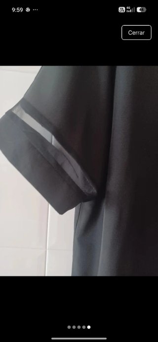 Blusa beige con detalles de encaje negro