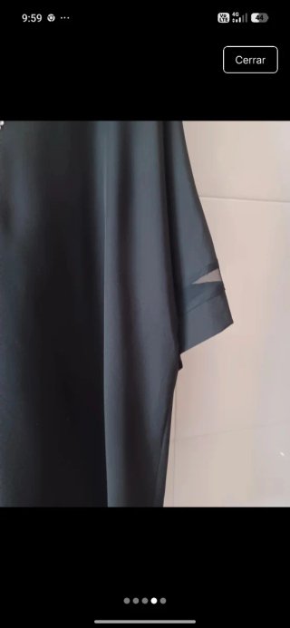Blusa beige con detalles de encaje negro