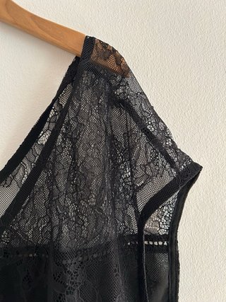 Blusa transparente de encaje negro