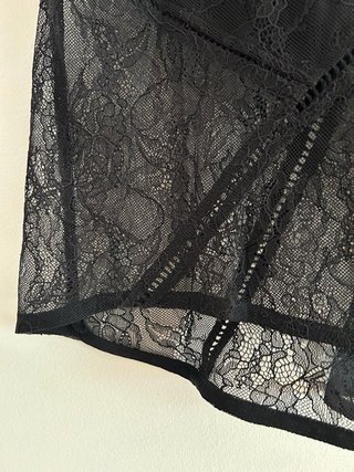 Blusa transparente de encaje negro