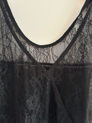 Blusa transparente de encaje negro