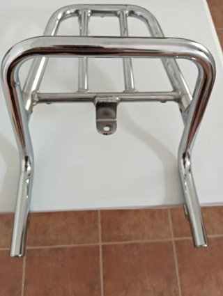 Transportín cromado para moto